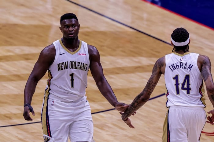 Zion Williamson high fives Brandon Ingram